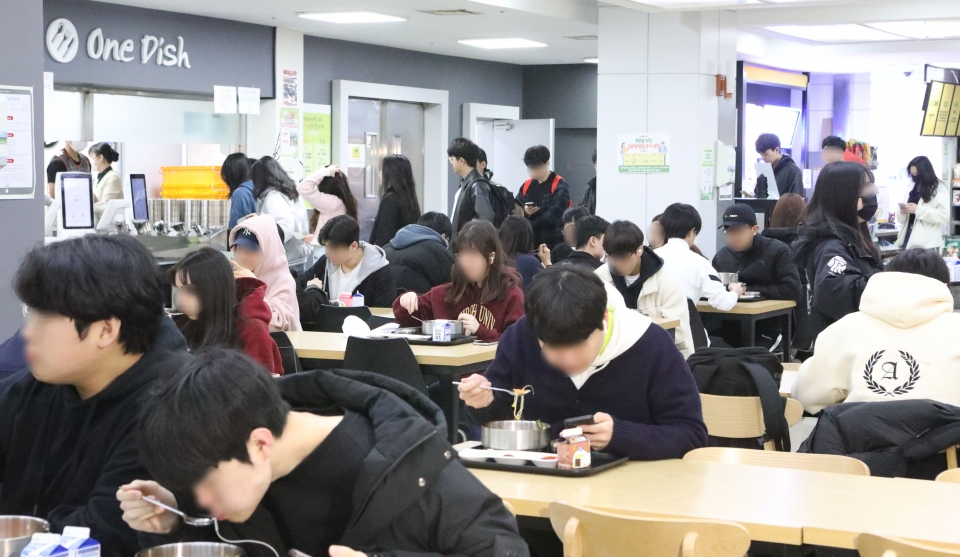 경희대 학생들이 21일 서울 동대문구 경희대 푸른솔문화관에서 '천원의 아침밥' 아침식사를 하고 있다. ⓒ홍수형 기자