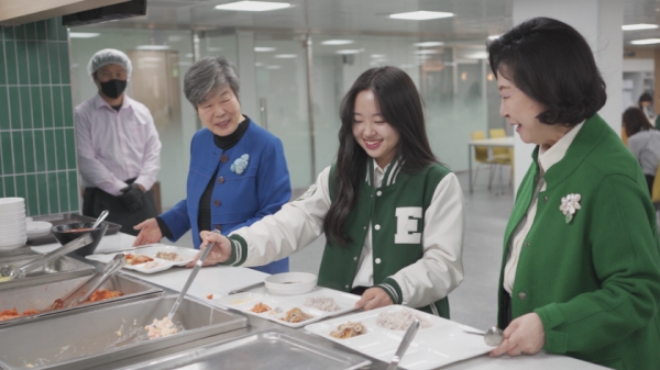이화학당 장명수 이사장과 김은미 총장이 학생식당에서 배식을 받고 있다. ⓒ이화여자대학교 제공