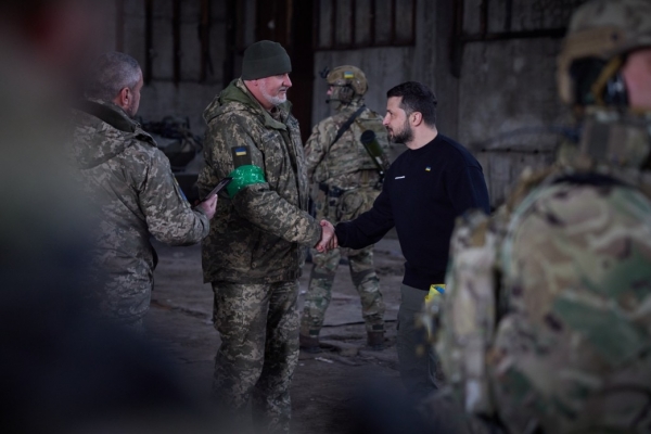 바흐무트를 방문해 병사들을 격려하고 있는 볼로디미르 젤렌스키 우크라이나 대통령 ⓒ우크라이나 국방부 트위터