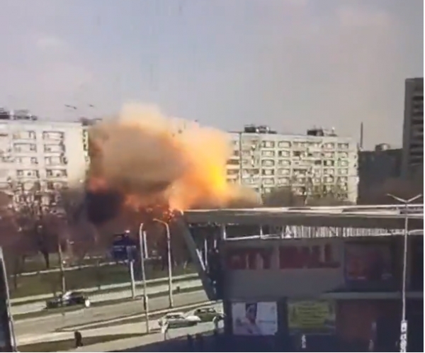 미사일 공격을 받은 자포리자의 민간인 건물이 화염에 휩쌓였다. ⓒ우크라이나 국방부 트위터