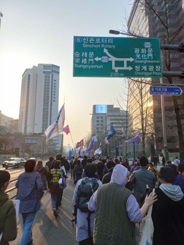 지난 3월4일 서울 종로구 보신각 앞에서 열린 2023 여성노동자대회에 참가했다. 참가자들이 서울 도심을 행진하고 있다.  ⓒ정보라 작가 제공