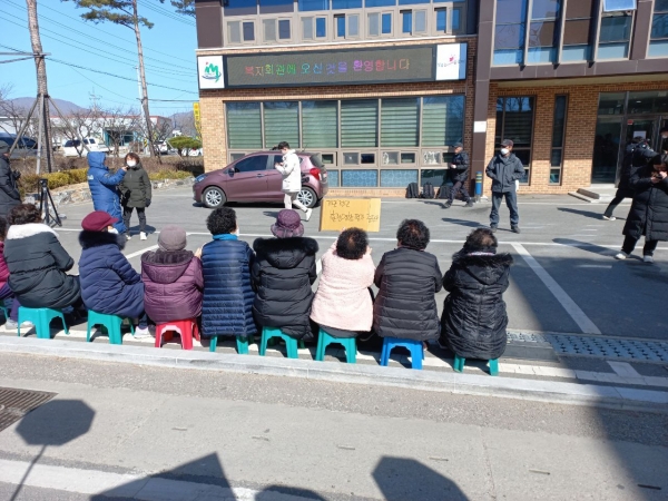 3월2일 경북 성주군 소성리 행정복지센터 앞에서 열린 사드 환경영향평가 주민설명회 반대 기자회견 현장에도 참가했다.  ⓒ정보라 작가 제공