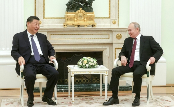블라디미르 푸틴 대통령과 러시아를 국빈방문 중인 시진핑 중국 국가 주석이 환담하고 있다. 푸틴 대통령과 시 주석의 거리는 1m 이내로 푸틴이 다른 나라 정상들과환담할때의 거리 5m 이상 떨어져 있는 것과 대조를 보였다. ⓒ러시아 외교부 트위터