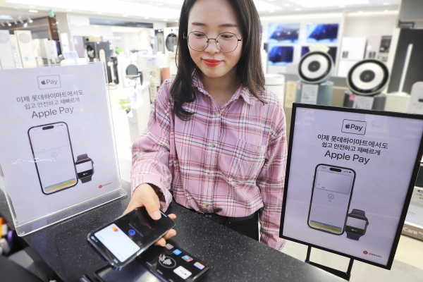 롯데하이마트가 전국 390여개 매장에 애플의 간편 결제 서비스인 애플페이를 도입했다고 23일 밝혔다. 모델이 서울 롯데하이마트 대치점에서 애플페이를 소개하고 있다.   ⓒ롯데하이마트 제공