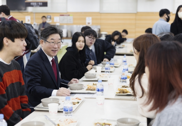 고려대가 학생식당에서 판매하는 ‘1천 원 아침밥’의 인원 제한을 없앤다. ⓒ고려대