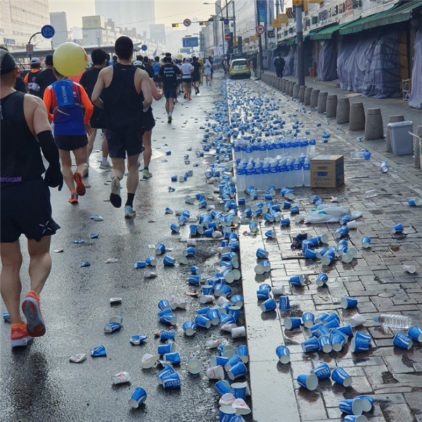 지난 19일 서울마라톤 현장에 버려진 일회용 쓰레기. ⓒ환경단체 와이퍼스