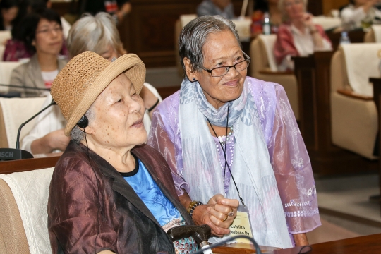 2016년 5월 19일 서울 종로구 조계사 국제회의장에서 열린 ‘제14차 아시아연대회의’에서 일본군‘위안부’ 피해자 안점순(왼쪽), 에스테리타 바스바뇨 디(필리핀) 할머니가 기념촬영을 하고 있다. ⓒ여성신문