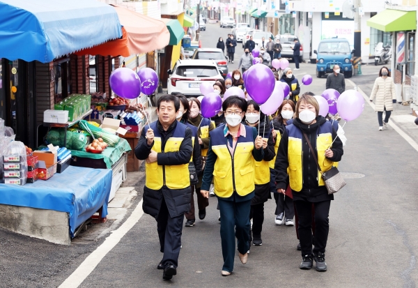 김진기 부시장과 협의회가 ‘여성과 시민이 행복한 여행길’ 프로그램 시작에 앞서 성매매집결지 내를 함께 걸어보고 있다. ⓒ파주시청