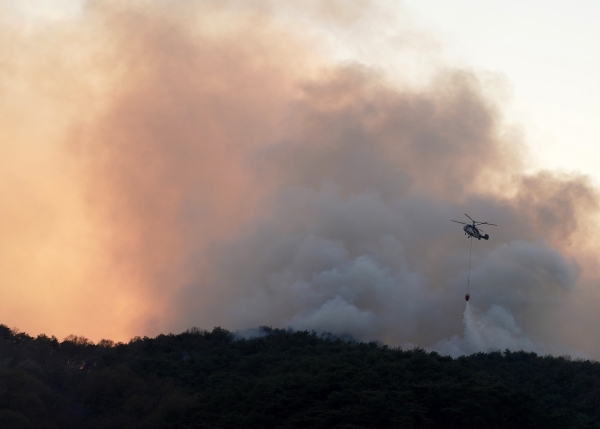 산불이 발생한 충남 홍성군 서부면에서 헬기가 진화 작업을 하고 있다. ⓒ산림청 제공