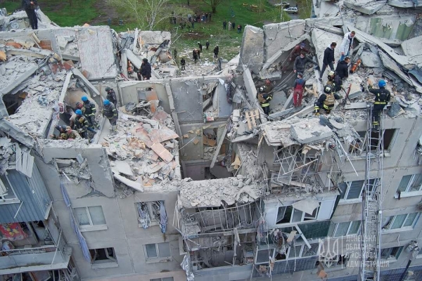 러시아의 공격으로 파괴된 우크라이나 동부 슬로비얀스크 건물에서 구조작업이 벌어지고 있다. ⓒ우크라이나 국방부 트위터