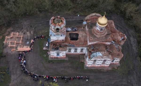 동방정교 부활절을 맞아 러시아의 공격으로 파괴된 우크라이나 동부 동방정교 교회에서 미사가 열리고 있다. ⓒ우크라이나 국방부 트위터
