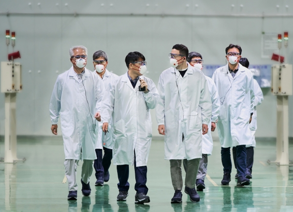 구광모 LG 회장(왼쪽에서 네 번째)이 17일 LG화학 청주공장을 방문해 양극재 생산 핵심 공정 가운데 하나인 소성 공정 라인을 살펴보고 있다. ⓒLG그룹