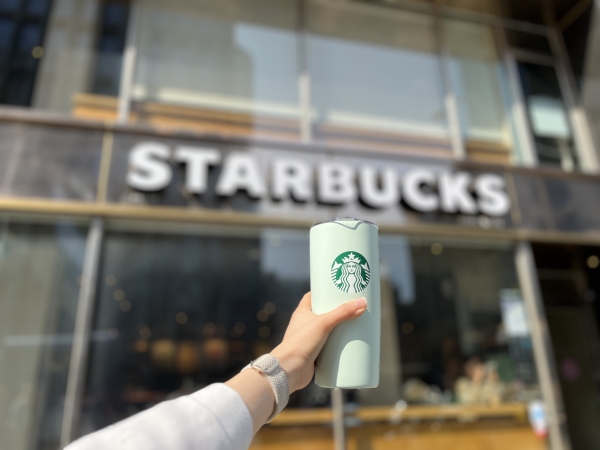 환경재단과 스타벅스가 21일부터 전국 스타벅스 매장에서다회용 컵 사용 확산을 위한 ‘다다익선 캠페인’을 진행한다. ⓒ환경재단 제공