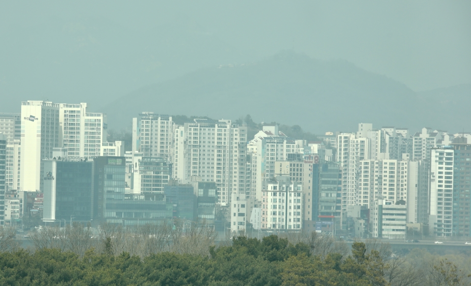 20일 서울 여의도에서 바리본 영등포 전경이 미세먼지로 흐릿하다. ⓒ홍수형 기자