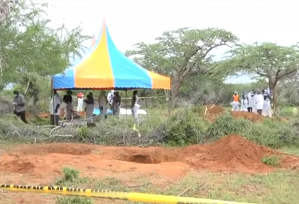 케냐 동부 항구도시 말린디 인근 샤카홀라숲에서 경찰이 시진 발굴작업을 하고 있다.  ⓒ케냐 시티즌TV 화면 갈무리