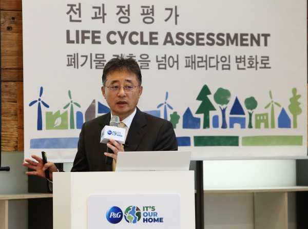 허탁 건국대학교 화학공학부 명예 교수‧한국환경한림원 회장이 ‘2023 한국P&G 환경 지속가능성 기자간담회’에서 글로벌 환경 지속가능성 트렌드와 LCA의 개념을 발표하고 있다. ⓒ한국P&G