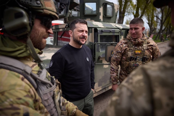 우크라이나 동부 최전방 아우디이우카를 방문해 병사들을 격려하는 볼로디미르 젤렌스키 대통령 ⓒ우크라이나 국방부 트위터