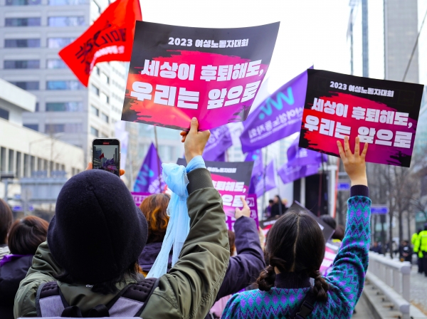 지난 3월 4일 서울 종로구 보신각 앞에서 여성노동자들을 가로막는 유리천장을 찢는 퍼포먼스를 진행한 뒤 3·8 여성대회가 열린 서울광장으로 행진했다. ⓒ박상혁 기자