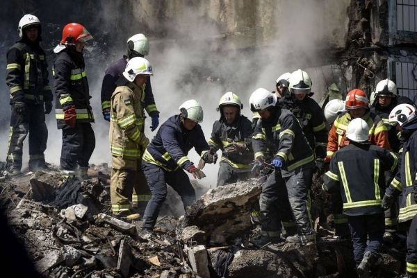 우크라이나 구조대가 러시아군의 공격으로 파괴된 건물에서 구조작업을 하고 있다. ⓒ우크라이나 국방부 트위터