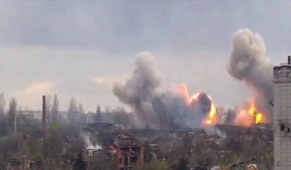 바무무트의 건물이 러시아의 공격으로 화염에 휩싸였다. ⓒ우크라이나 국방부 트위터