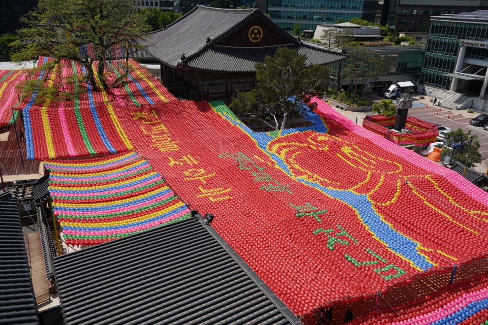 부처님오신날을 앞두고 3일 서울 종로구 조계사에 '천년을 세우는 열암곡 부처님'으로 오색연등이 설치돼 있다. ⓒ홍수형 기자