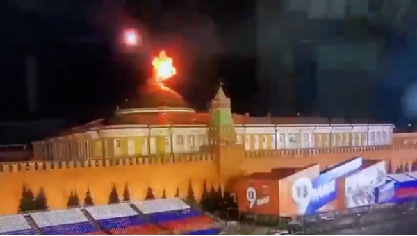 크렘린궁 지붕위에서 드론으로 보이는 조그만 물체가 폭발해 화염에 휩싸였다. ⓒIhor Lachenkov 텔레그렘