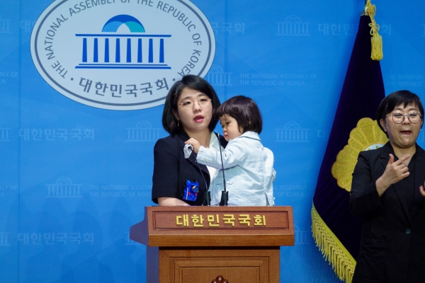 용혜인 기본소득당 의원이 4일 어린이날을 맞아 아들과 함께 기자회견을 열었다.