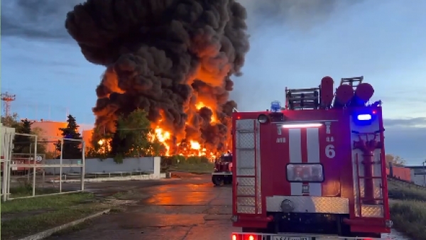 지난달 29일(현지시각) 러시아가 통치 중인 크림반도 세바스토폴 유류 저장고가 우크라이나군의 습격으로 폭발하면서 연기가 치솟고 있다. ⓒRazvozhaev 페이스북