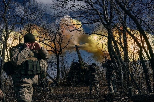 우크라이나군의 93 기계화여단이 곡사포를 발사하고 있다. ⓒ우크라이나 국방부 트위터