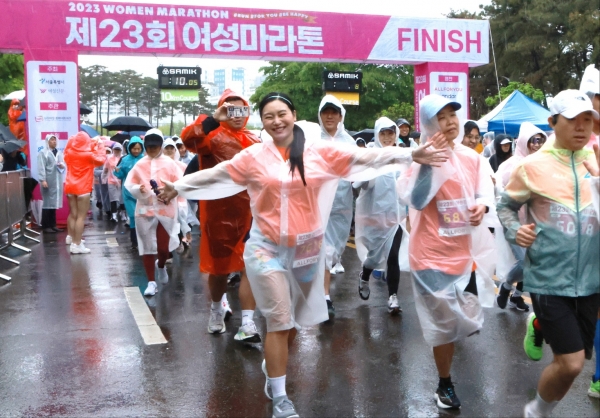 6일 오전 서울 마포구 상암 월드컵공원 일대에서 열린 2023 여성마라톤 대회에서 참가자들이 비를 맞으며 힘차게 출발하고 있다. ⓒ여성신문