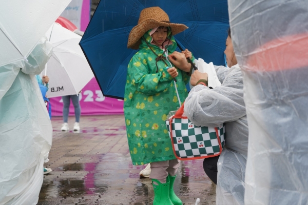 6일 오전 서울시 상암동 월드컵공원 평화의 광장에서 제23회 여성마라톤 대회가 열렸다. 초록 우비를 쓰고 3km 걷기 참여 대기 중인 어린이의 모습. ⓒ이수진 기자
