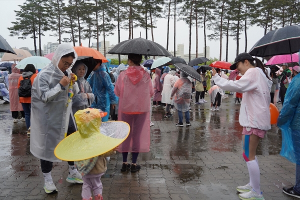 6일 오전 서울시 상암동 월드컵공원 평화의 광장에서 제23회 여성마라톤 대회가 열렸다. 마라톤 대회에 참가하는 어머니를 배웅하고 있는 어린이. ⓒ이수진 기자