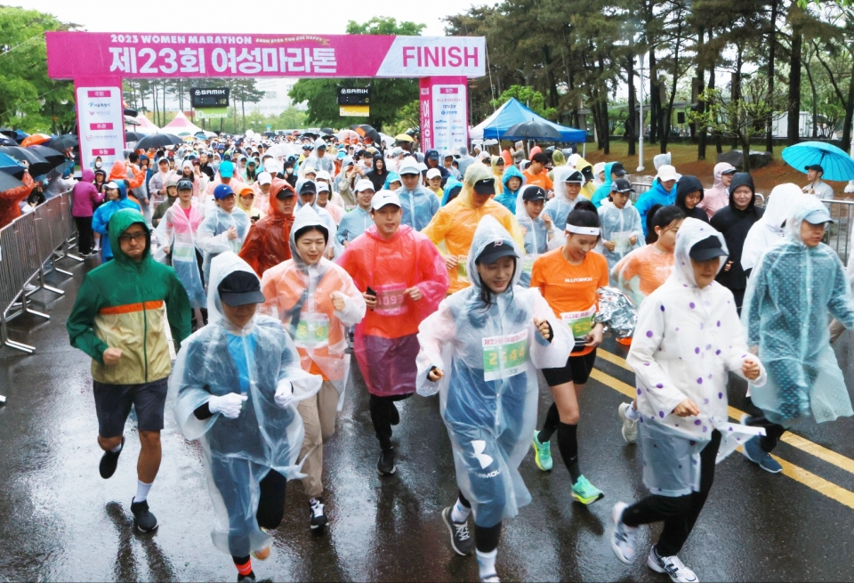 6일 서울 마포구 상암 월드컵경기장 일대에서 열린 제23회 여성마라톤 대회 참가자들이 빗속에서도 마라톤을 즐기고 있다. ⓒ홍수형 기자