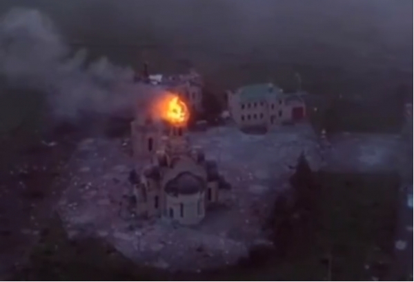 러시아군의 공격을 받은 바흐무트의 러시아 정교회 건물이 불타고 있다. ⓒ우크라이나 국방부 트위터