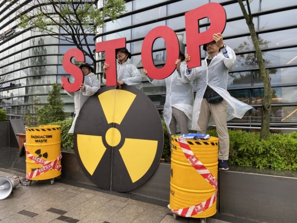 환경보건시민센터 등 시민사회단체 회원들이 6일 오후 서울 종로구 주한일본대사관 앞에서 후쿠시마 원전 오염수 해양투기 반대 기자회견을 하고 있다.  ⓒ환경보건시민센터