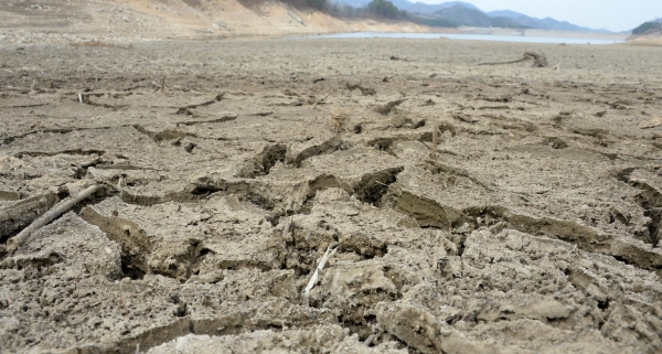 지난 3월 22일 전북 진안군 용담댐 상류에 물이 없이 바닥이 드러나 있다.