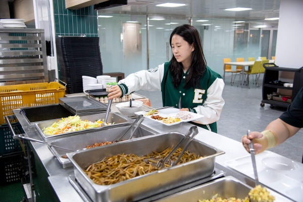 천원의 아침밥 자율배식 중인 이화여대 학생들. ⓒ이화여대 제공