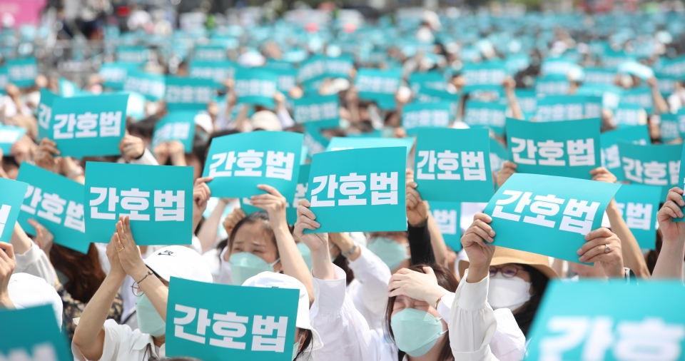12일 서울 종로구 동아면세점 앞에서 대한간호협회가 국제간호사의날 맞아 '백년헌신 2023 국제 간호사의날 기념축하마당'을 개최했다. ⓒ홍수형 기자