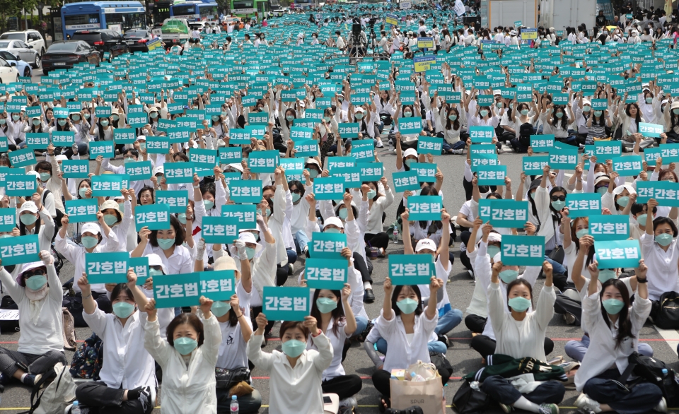 12일 서울 종로구 동아면세점 앞에서 대한간호협회가 국제간호사의날 맞아 '백년헌신 2023 국제 간호사의날 기념축하마당'을 개최했다. ⓒ홍수형 기자