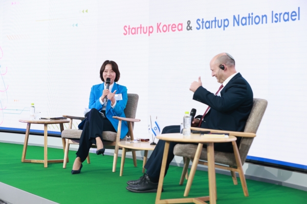 이영 중소벤처기업부 장관(사진 왼쪽)은 19일 서울 강남구 팁스타운에서 나프탈리 베네트 전 이스라엘 총리와 ‘Startup Korea & Startup Nation Israel’ 주제로 토크쇼를 진행하고 있다. ⓒ중소벤처기업부