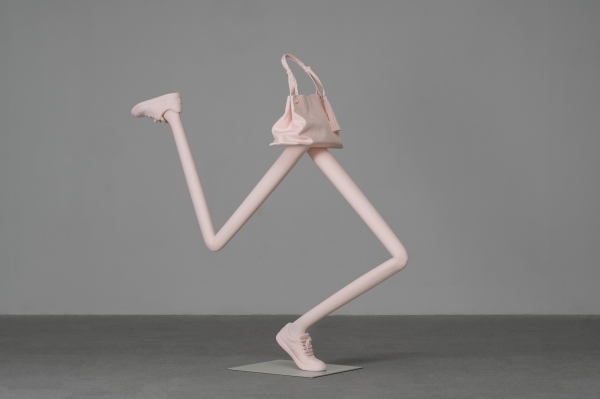 에르빈 부름, Hurry Along (Bag Sculptures), 2023, 알루미늄, 페인트, 182x56x192cm, Courtesy the artist and Lehmann Maupin, New York, Hong Kong, Seoul, and London.