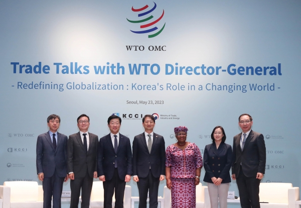 우태희 대한상공회의소 상근부회장(왼쪽 세 번째)과 응고지 오콘조-이웰라(Ngozi Okonjo-Iweala) 세계무역기구(World Trade Organization) 사무총장(왼쪽 다섯 번째)이 참석자들과 기념 촬영을 하고 있다. ⓒ대한상공회의소