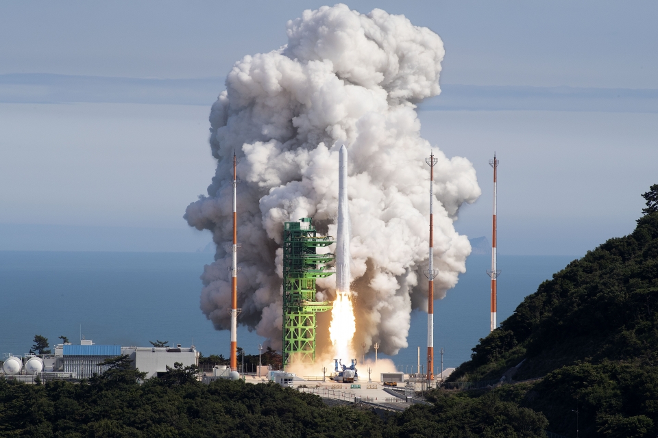 순수 국내 기술로 설계 및 제작된 한국형 발사체 누리호(KSLV-Ⅱ)가 21일 전남 고흥군 나로우주센터 발사대에서 화염을 내뿜으며 우주로 날아오르고 있다. ⓒ항공우주연구원