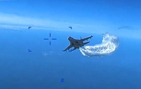 미 국방부가 16일 공개한 동영상을 촬영한 영상. 러시아의 Su-27 전투기가 흑해 상공의 국제 공역에서 미국의 MQ-9 무인기 뒤쪽으로 접근, 연료를 방출하하고 있다. ⓒ미 국방부