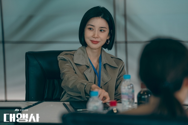 JTBC 드라마 ‘대행사’에서 광고대행사 최초 여성 임원 고아인 역을 맡은 이보영. ⓒJTBC 제공