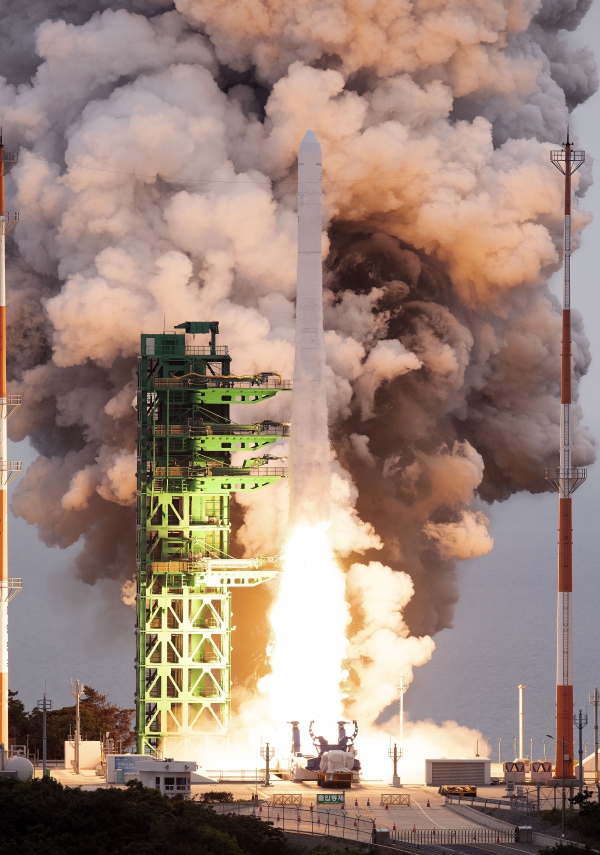 25일 전남 고흥 나로우주센터에서 한국형 우주 발사체 누리호가 발사되고 있다.  ⓒ항공우주연구원