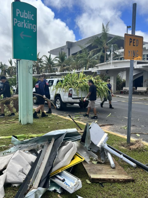 괌의 원팻 국제공항 직원들이 운항을 재개하기 위해 태풍으로 파손된 곳들을 복구하고 있다. ⓒ원팻 국제공항 페이스북