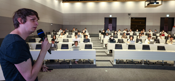 LG AI연구원의 폴 베르턴스 연구원이 지난 22일 서울 마곡 LG사이언스파크에서 열린 LG 에이머스 멘토링 데이에서 해커톤 경험을 주제로 강연하고 있다. ⓒLG