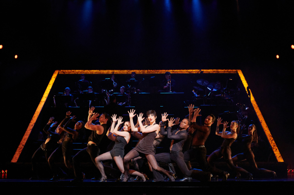 2023년 뮤지컬 ‘시카고’ 오리지널 내한 공연에서 벨마 켈리(로건 플로이드)와 앙상블 댄서들이 넘버 ‘All That Jazz’를 부르며 춤추고 있다. ⓒ신시컴퍼니 제공