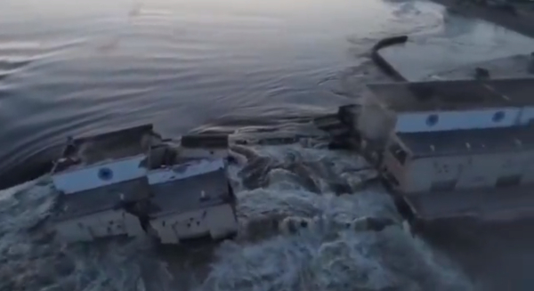 우크라이나 남부 헤르손주 노바 카호우카의 댐이 무너져 주민 대피령이 내려졌다 ⓒ우크라이나 국방부 트위터